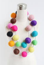 Load image into Gallery viewer, Felt balls : twenty 2 cm felt balls in 10 colours
