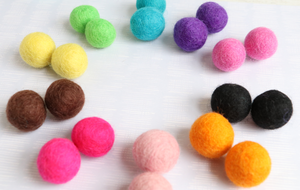 Felt balls : twenty 2 cm felt balls in 10 colours