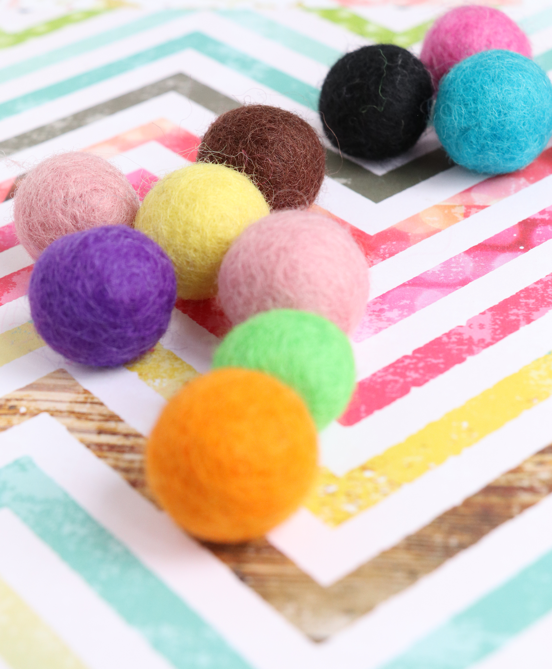 Felt balls : twenty 2 cm felt balls in 10 colours