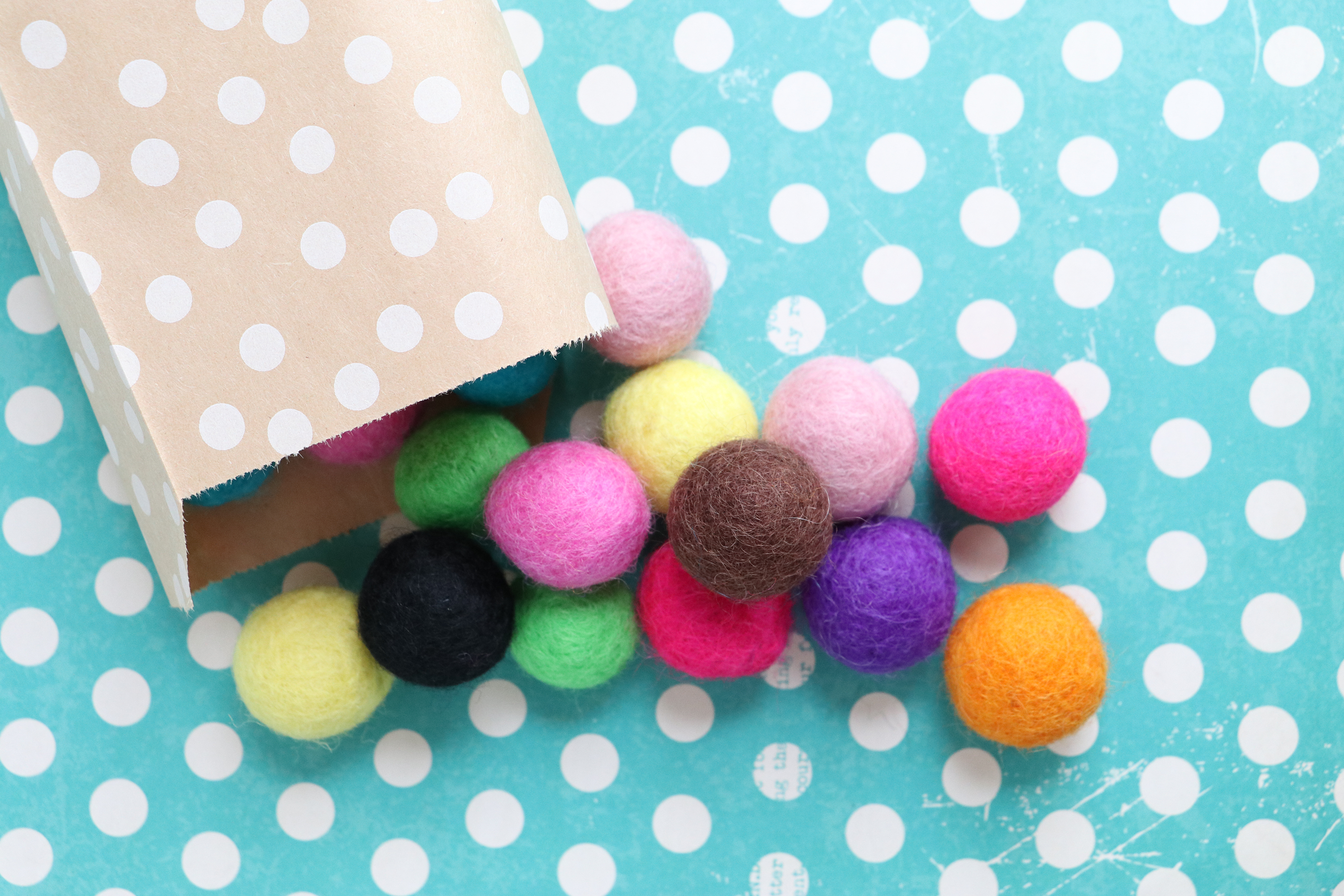 Felt balls : twenty 2 cm felt balls in 10 colours