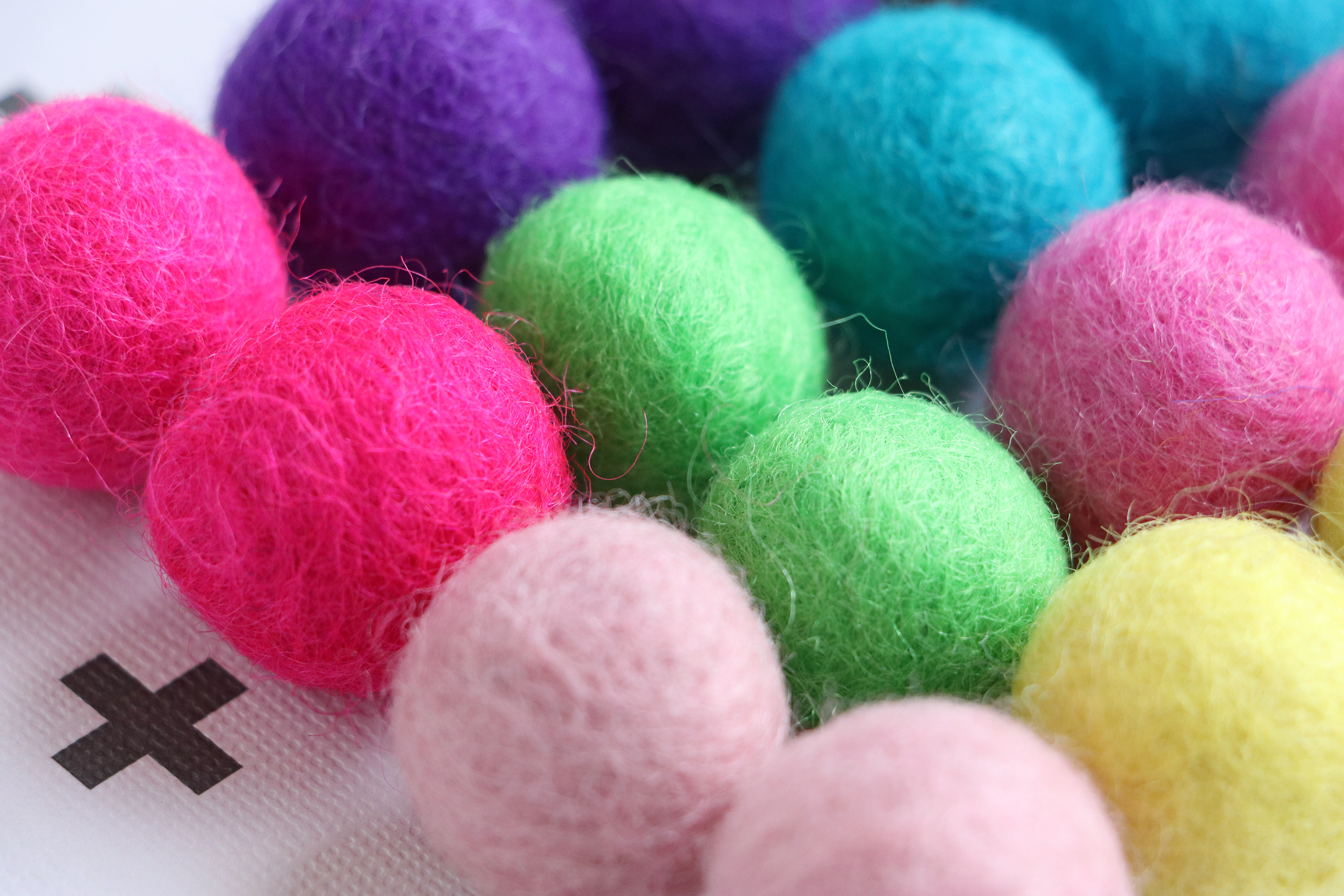 Felt balls : twenty 2 cm felt balls in 10 colours