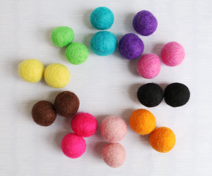 Felt balls : twenty 2 cm felt balls in 10 colours